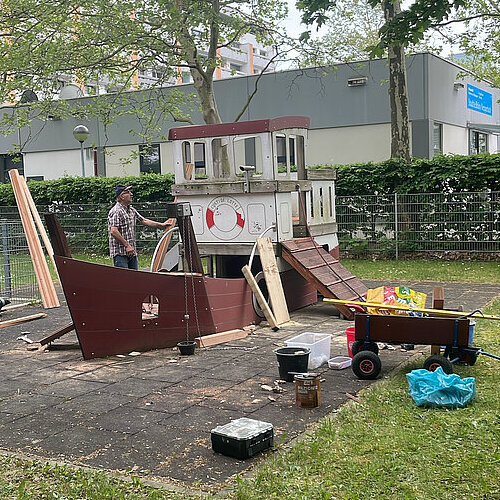 Schreiner während der Arbeit am Spielschiff