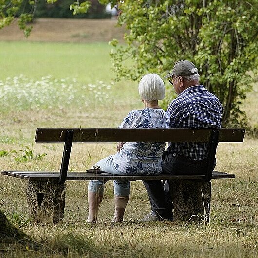 https://pixabay.com/de/photos/rentner-alten-paar-bank-park-7390179/