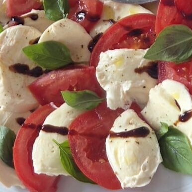 Tomate-Mozarella auf Teller