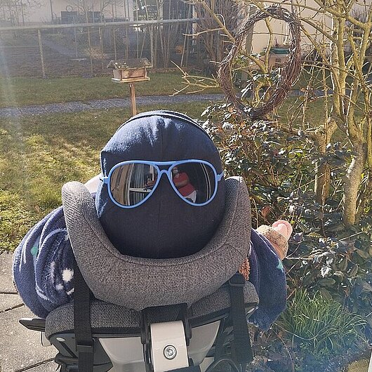 Kind genießt die Sonne