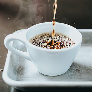 Kaffee wird in eine Tasse gegossen