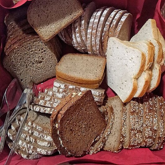 Brotkorb mit verschiedenem Brot