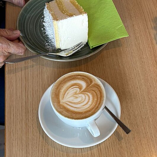 Ein Stück Kuchen und ein Kaffee mit einem Herz