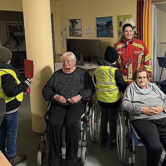 Kinder der Kinderfeuerwehr überreichen Geschenke