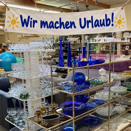 Ein Blick ins Sozialkaufhaus „Schau mal rein“ mit einem Banner „Wir machen Urlaub!“