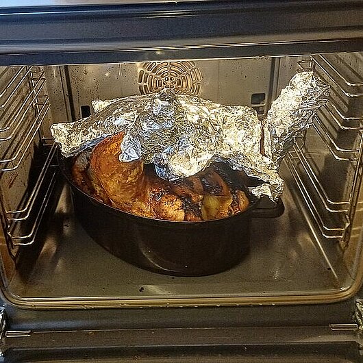 Der Putenbraten schmort im Ofen.