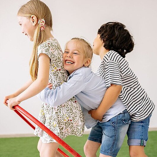 Drei Kinder beim Spielen mit einem Hula-Hoop-Reifen (Foto: Yan Krukau // pexels)