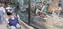 Eine Bewohnerin der Arche am Margeritenweg vor einem Tiergehege im Frankfurter Zoo