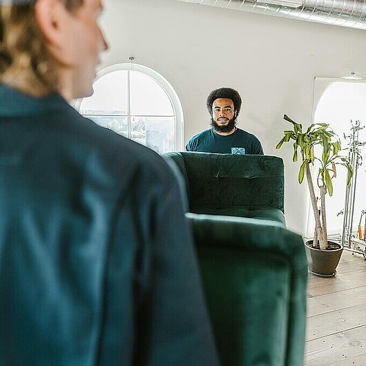 Zwei Männer tragen ein Sofa 