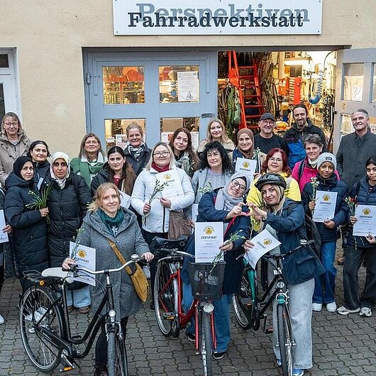 Erfolgreiche Absolventinnen des Fürther Fahrradkurses mit ihren neuen Fahrädern