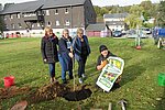 IWC-Frauen 2021 beim Pflanzen junger Obstbäume zusammen mit den Kindern (Foto: Kindt-Matuschek/Archiv) 