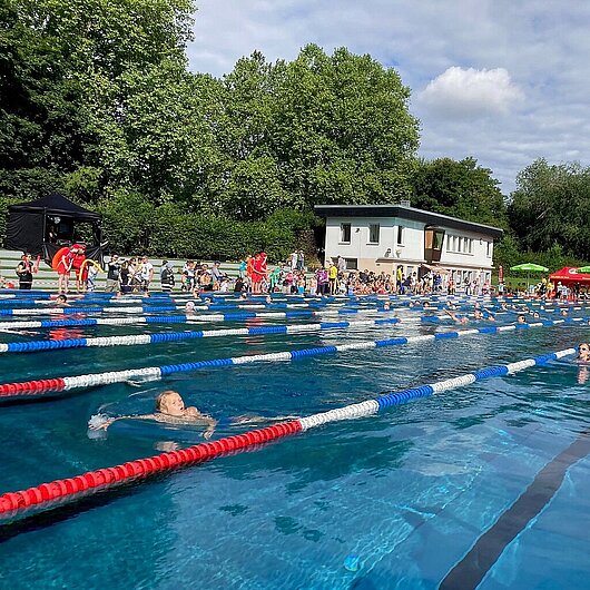 Das Becken des Fürther Freibads kocht beim Fürther Schülertriathlon