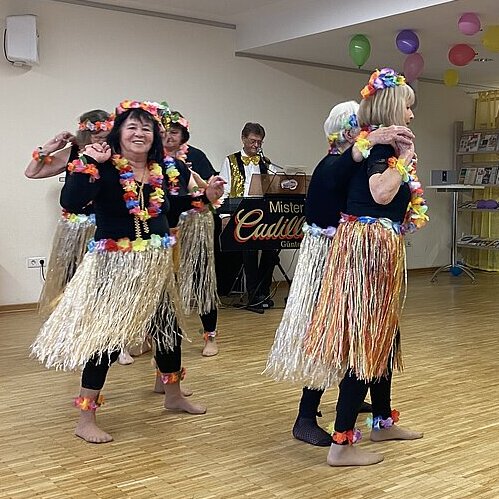 Tänzerinnen tanzen im Kreis